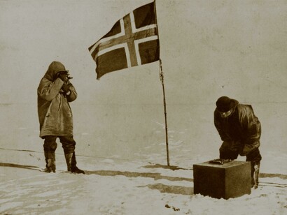 El noruego Roald Amundsen, acompañado aquí de un compañero, fue uno de los exploradores polares más famosos, llegando a dirigir la expedición a la Antártida que por primera vez alcanzó el Polo Sur