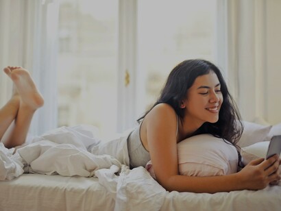 Mulher alegre faz videochamada