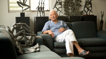 Corbiniano Lins, artista pernambucano, fundiu ciência e arte em suas obras, destacando a força feminina e o cotidiano nordestino. Sua trajetória, marcada por exposições e influências familiares, celebra o centenário com uma mostra no Recife. Foto de Eric Gomes para a Folha Pernambuco