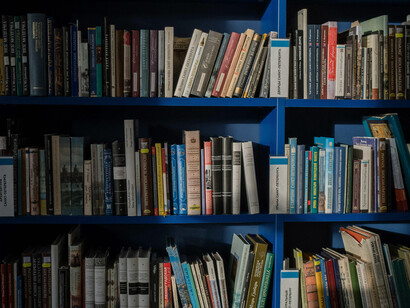 A educação como instrumento formador deve considerar a pluralidade social e rejeitar modelos rígidos e excludentes