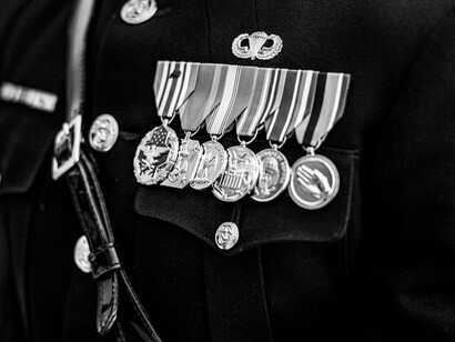 Conjunto de condecoraciones militares destacadas sobre una chaqueta de uniforme