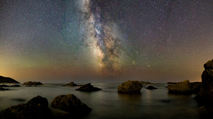 Vista de la Vía Láctea en Spiaggia delle Cannelle, Italia