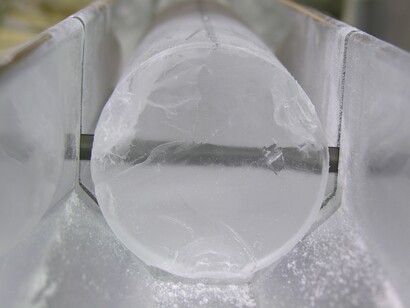 Grazie al carotaggio, i ricercatori possono ricostruire le variazioni climatiche e ambientali, fornendo dati cruciali per comprendere i cambiamenti climatici attuali e prevederne le evoluzioni future