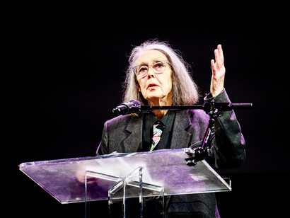 "Mi actitud es que, por muy dura que sea la vida, lo que importa es hacer algo interesante con ella", dice Anne Carson. Lectura de los finalistas de los Premios Nacionales del Libro 2024. Centro Skirball de la Universidad de Nueva York, EE.UU.