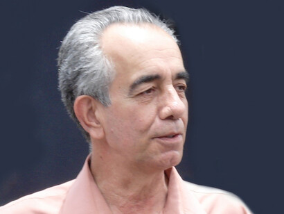 El poeta Marco Aguilar en 2007, en un homenaje frente a la estatua de Jorge Debravo. Foto: Luko Hilje