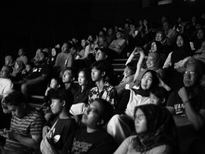 Entre silence et commentaires murmurés, la Watch Party réinvente la manière de découvrir la mode