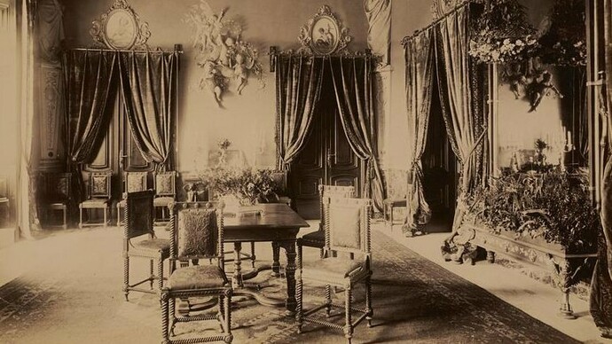 Sala de jantar de Achilleon (i.e. Achilleion), da coleção de fotografias da Grécia de Nicholas Catsimpoolas. Mas o palácio em sua memória é, sem dúvida, o que Sissi (imperatriz Elisabeth da Áustria,1837-1898) lhe dedicou em Gastouri (Grécia), entre Corfu e o mar Jónico, num promontório semelhante ao enlutado a que subiu Natália Constâncio no seu mais recente nostos romanesco Regresso a Tróia para, como digo no prefácio, “mergulhar no tempo e no verbo de Anita Graça Vicente, perscrutando através da convulsão da tragédia vivida e (re)cantada”, evocando os palácios da mítica Feácia. Uma Sissi-Pietà como a de Michelangelo (1499), que nele fazia o Réquiem pelo filho morto (o príncipe herdeiro Rodolfo da Áustria, falecido em Mayerling, 1889) como Tétis o fizera pelo seu e Maria, por Jesus… 