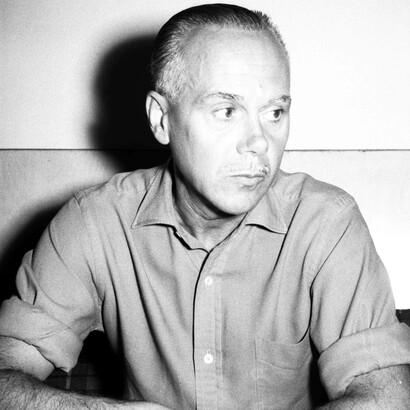 El poeta, Luis Cernuda, fotografiado en México