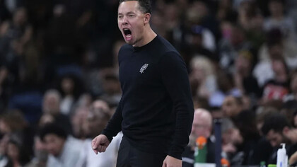 Mitch Johnson entendió algo que muchos tardan años en aceptar: el éxito no siempre está en el camino que imaginas, sino en el que decides construir cuando el primero se cierra.  En su primera temporada como entrenador jefe, Mitch Johnson lleva las riendas de los Spurs con mano firme