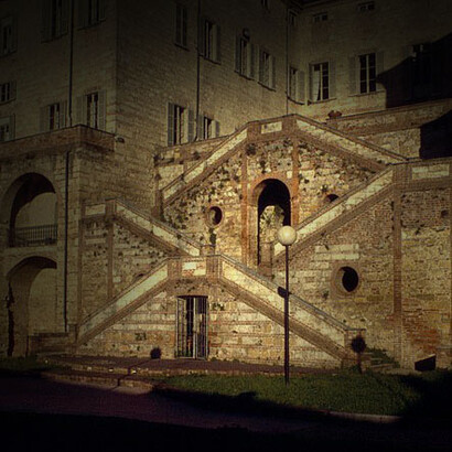 Vignale Monferrato, Piemonte, Italia. Il Palazzo, si presenta oggi come un’imponente costruzione in mattoni e tufo, con due corpi di fabbrica uniti da scalinata a rampe incrociate in facciata e antiche cantine in arenaria