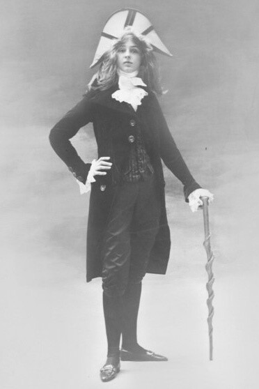 La scrittrice Colette ci regala un ritratto della poetessa abbastanza fedele, descrivendone la chioma lunga biondo cenere, le bellissime palpebre, l’incarnato d’avorio, la flessuosità del corpo, la magrezza alquanto insolita per quei tempi, l’incedere elegante