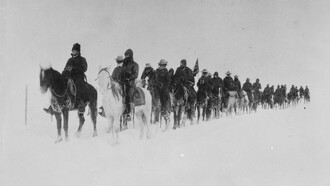 “Ritorno degli esploratori di Casey dalla battaglia di Wounded Knee, 1890-91.” Soldati a cavallo avanzano faticosamente nella neve. Dipartimento della Difesa. Dipartimento dell'Esercito. Ufficio del Capo delle Comunicazioni. (18/09/1947 - 28/02/1964), USA