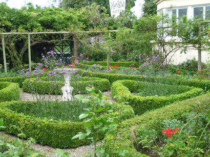 Il giardino formale, di fronte alle larghe finestre del salotto dell’hotel, è disegnato con aiuole dalle geometrie arrotondate, disegnate con il bosso e colmate con fiori stagionali. Nelle aiuole cresce vigorosa Verbena bonariensis dagli steli alti e flessuosi. Foto di Enzo Valenti