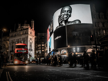Carteles publicitarios en el centro de Londres, Inglaterra