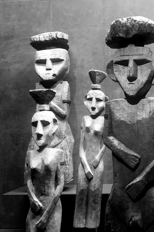 Rehue, estatuillas de madera Mapuche