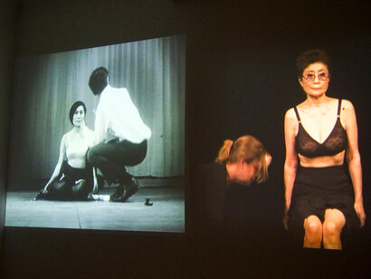 Yoko Ono. John cuts piece, oggi.