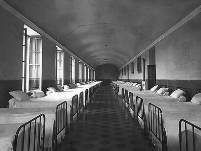 Camas vacías en un antiguo manicomio