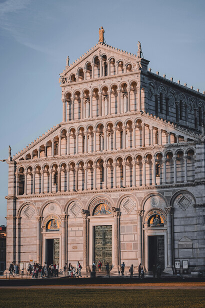 Localizado em Pisa, Itália, o Duomo é uma catedral românica do século XI, famosa por sua arquitetura de mármore e pelos mosaicos bizantinos. Ao lado, a Torre de Pisa, inclinada desde sua construção, compõe o icônico Campo dos Milagres