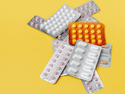 Blísteres de medicamentos dispuestos en forma aleatoria