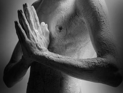 Legami con la polvere del tempo. Esamina ogni via con cura, seguendo il cuore. Quando incontri chi ti fa sentire 'Sei Amore', abbraccia la verità suprema e guarisci