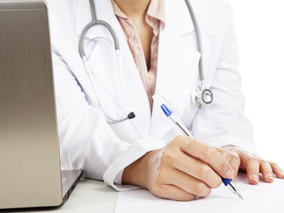 Una doctora tomando notas