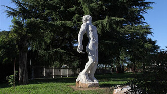 "M’illumino d’immenso". Scultura di Franco Maschio in Piazza Divisione Julia, Santa Maria La Longa