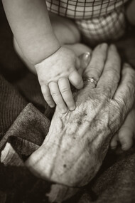 Un bebé acaricio la mano de su abuela: éramos tan ricos y no lo sabíamos, estábamos todos los que teníamos que estar