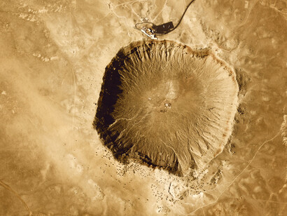 El famoso cráter Barringer (inglés: Meteor Crater) también conocido como Meteor Mountain, es resultado del impacto de un meteorito hace unos 50.000 años y se localiza en el norte de Arizona, Estados Unidos