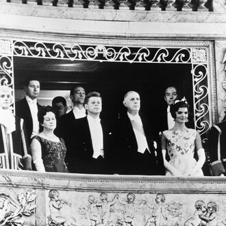 Jackie Kennedy junto a su marido y Charles de Gaulle en una cena de gala en el Palacio de Versalles, 1 de junio de 1961