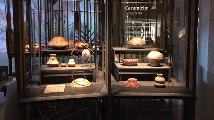 Vetrina delle ceramiche Shipibo per la mostra “Mater Amazonia” The deep breath of the world, 2019-2020 Museo Etnologico Vaticano Anima Mundi, Musei Vaticani