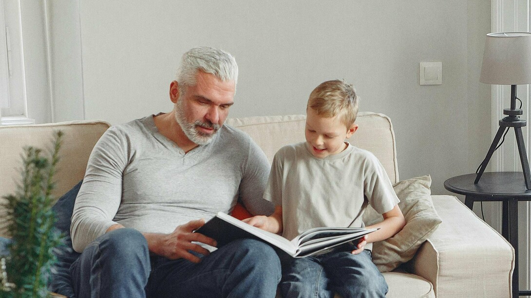 Avô e neto lêem juntos. Ler é principalmente uma questão de gosto. E gosto vem com o hábito. Se você desenvolver o hábito de ler, passa a gostar