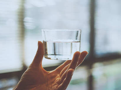 Vaso de agua. No podemos pasar por alto, el hecho que el consumo de aguas naturales por parte de la industria bebestible, ha llegado a extremos poco éticos