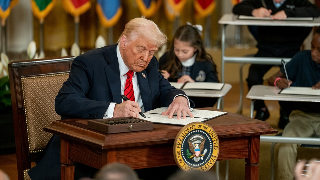 Il Presidente Donald Trump firma un ordine esecutivo per smantellare il Dipartimento dell'Educazione. 
Istruzione, giovedì 20 marzo 2025, nella Sala Est della Casa Bianca. Foto ufficiale della Casa Bianca di Joyce N. Boghosian