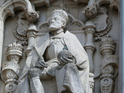 Estatua de Carlos V en la fachada del edificio del Ayuntamiento en Malinas