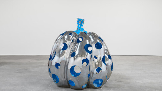 Yayoi Kusama, PUMPKIN, 2015, Stainless steel and blue urethane paint, 58 x 56 1/8 x 55 1/8 (147.3 x 142.6 x 140 cm), Image © Yayoi Kusama. Courtesy of KUSAMA Enterprise