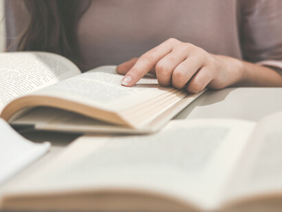 Mujer lee atentamente un poemario