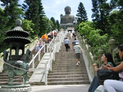 Lantau Island, scalinata che conduce all'imponente statua in bronzo di Tian Tan, il Budda seduto più grande al mondo 
