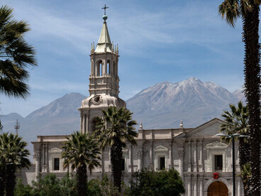 El patrimonio, tal como lo conocemos hoy, nace precisamente de esta operación de nombramiento. Un edificio se convierte en monumento cuando es designado como tal.  Catedral de Arequipa, Perú