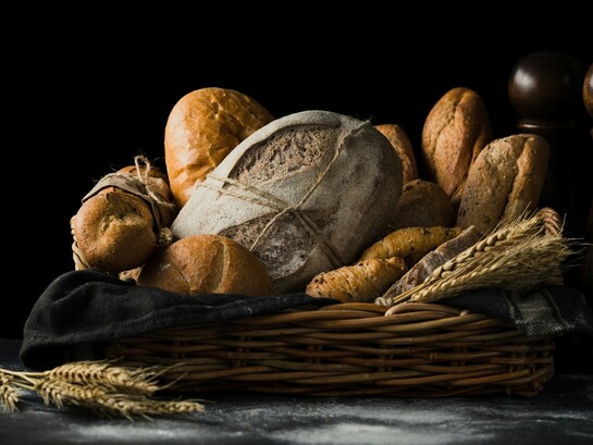 Il pane è la memoria viva dei popoli: un gesto antico che attraversa culture, religioni e civiltà, trasformando il nutrimento in simbolo universale di vita e condivisione