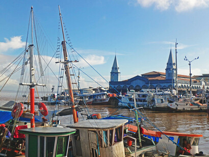 Puerto del pescado y del fruto de la palma açaí. El edificio azul es el mercado del pescado  en el Mercado Ver-O-Peso de Belém do Pará. Foto de Karen Brewer