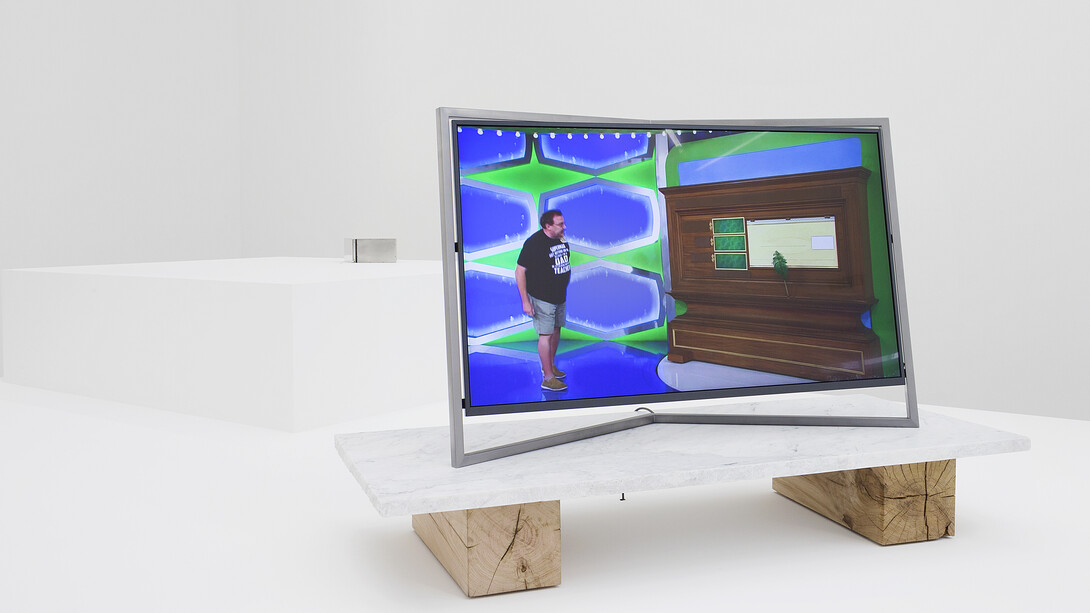 Paul Pfeiffer, Desiderata 2017, 2018, Digital video loop, fabricated steel monitor with embedded media player, marble, wood / Boucle vidéo numérique, écran en acier fabriqué avec lecteur multimédia intégré, marbre, bois, 89 × 57 × 133 cm / 351/16 × 227/16 × 523/8 in, duration: 00:04:18 / durée : 00:04:18 ©Photo: Claire Dorn / Courtesy Perrotin