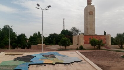 Il Burkina Faso, precedentemente noto come Alto Volta, è un paese dell'Africa occidentale senza sbocco sul mare, che ha ottenuto l'indipendenza dalla Francia nel 1960. Nel 1984, l'allora presidente Thomas Sankara cambiò il nome del paese in Burkina Faso, che significa "terra degli uomini integri" nelle lingue locali. In copertina la "Place de la nation", nella capitale Ouagandougou, Burkina Faso