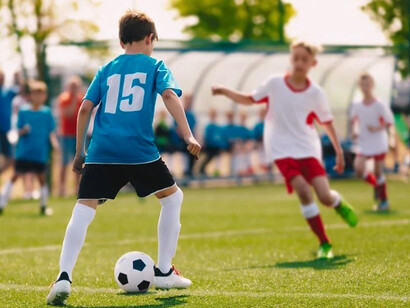 Niños practicando fútbol