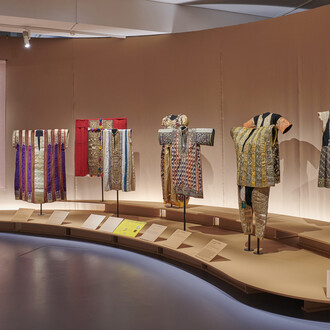 Au fil de l'or. El arte de vestir de oriente al sol naciente, vista de exhibición. Cortesía del Musée du Quai Branly