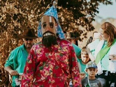 Os cânticos misturados com as declamações formavam um idioma desconhecido para os ouvidos pouco apurados. As letras ao toque da percussão sugeriam cantos de outro lugar com suas batidas fortes