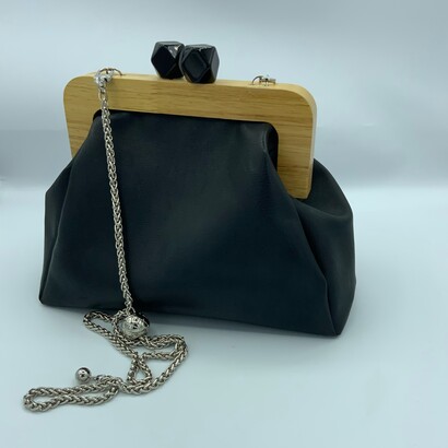 Gli artigiani selezionano con cura i materiali migliori, come pellami pregiati e tessuti resistenti, garantendo che ogni borsa sia durevole e di altissimo livello. Foto di MadebyGila