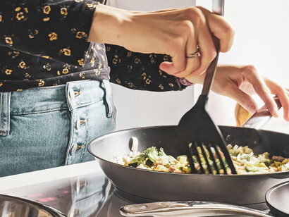 Rien de plus réconfortant qu'une poêle qui crépite, un plat chaud et nourrissant qui parle de tradition