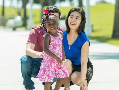 Família se diverte em parque. É no cotidiano que esse tipo de amor nasce. Não em datas especiais, festas ou viagens — embora esses momentos também sejam importantes —, mas nas situações banais e repetitivas da rotina. Na hora de acordar para a escola, no preparo do café da manhã, no chocolate preferido chamado pelo apelido ao invés do nome comercial, no cuidado com uma febre inesperada, no saber as milhões de restrições alimentares, nas conversas no banco de trás do carro, nos conselhos trocados ao longo da vida