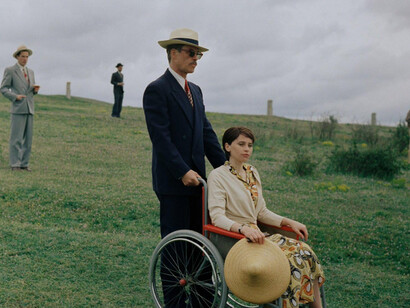 The Brutalist è una critica feroce e potente al capitalismo, all’opportunismo e alla fragilità del sogno americano, capace di lasciare il segno nello spettatore. Guy Pierce e Felicity Jones in una scena del film