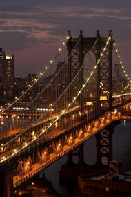 El puente de Brooklyn al anochecer, NY, EE. UU.